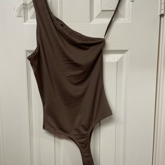 NWT JLUXLABLE one shoulder keyhole bodysuit - Picture 5 of 5